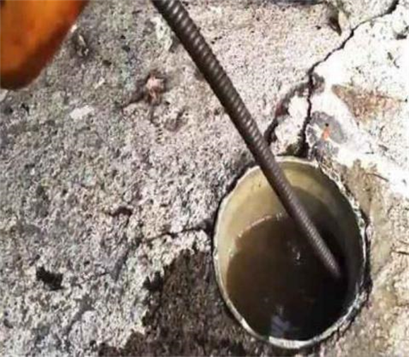 Nosotros estamos equipados con material electrico de ultima generacion para retirar desechos solidos que obstruyan el paso del agua por el sistema .